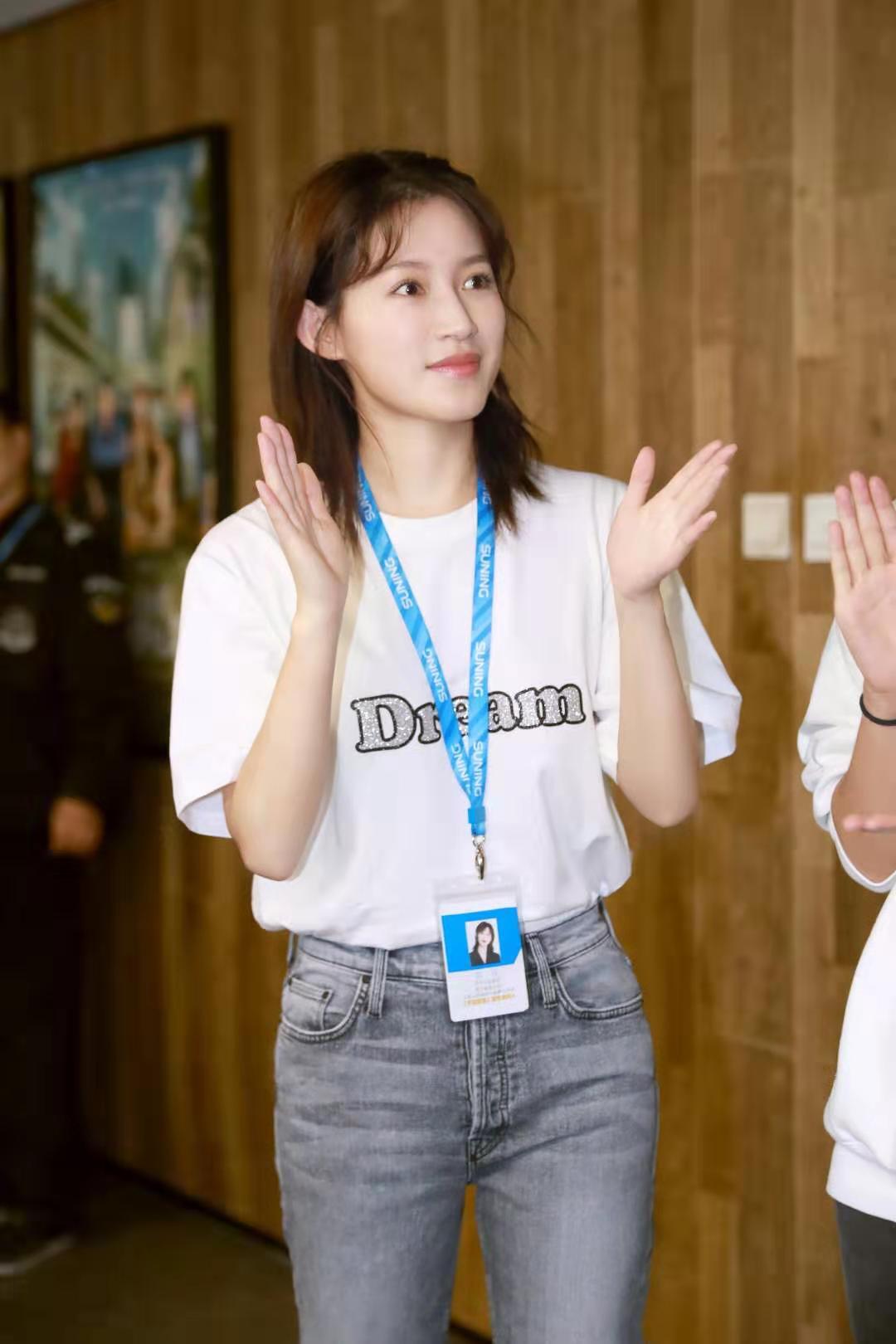 苏青扫楼开设运动小课堂 游戏互动逗趣十足_凤凰网娱乐_凤凰网