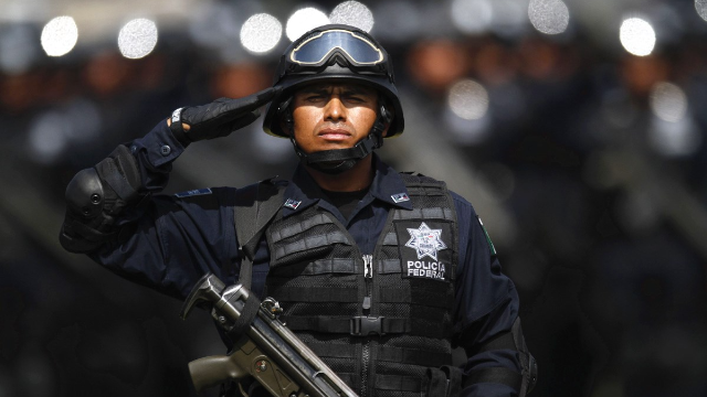 惨剧!墨西哥警察身中150枪丧命街头,只因抓了毒枭儿子