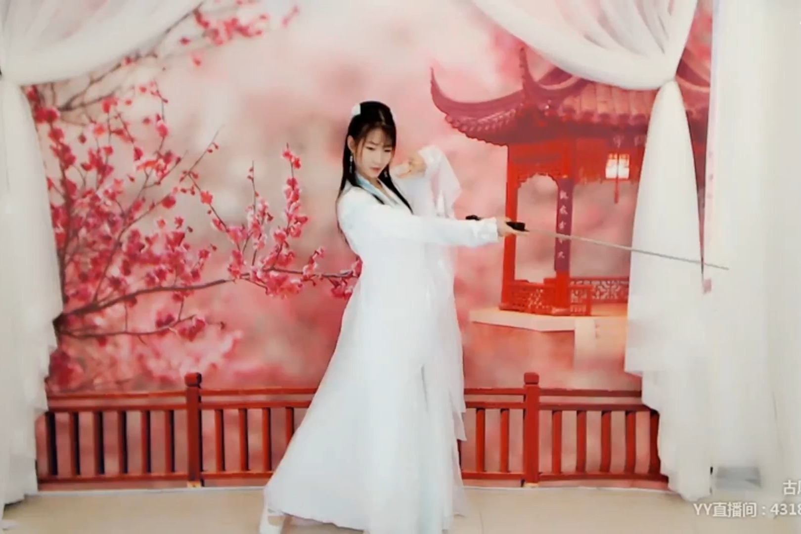 美女主播浅浅舞蹈花下舞剑修炼成仙我愿伴君千百年