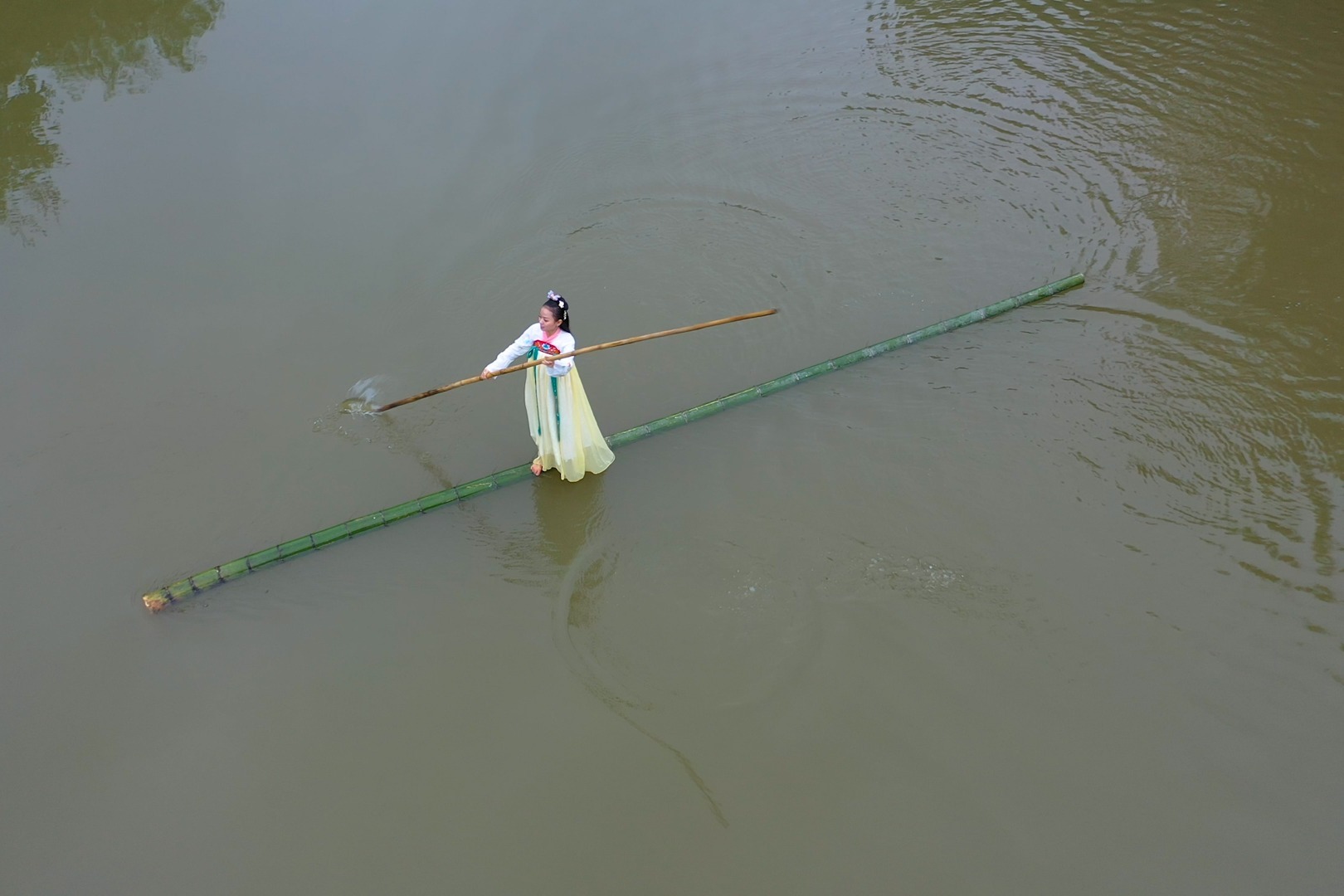 贵州遵义一女孩苦练10多年终于练成了独竹水上漂