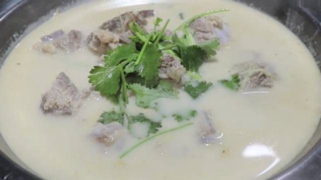 鲫鱼羊肉汤,鱼和羊炖一起,汤白味鲜不腥不膻