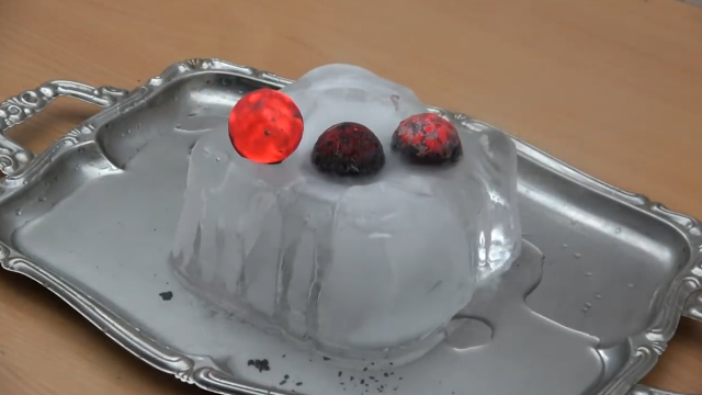 把烧红的铁球放到冰上会什么样子呢?小伙奇思妙想,做了实验