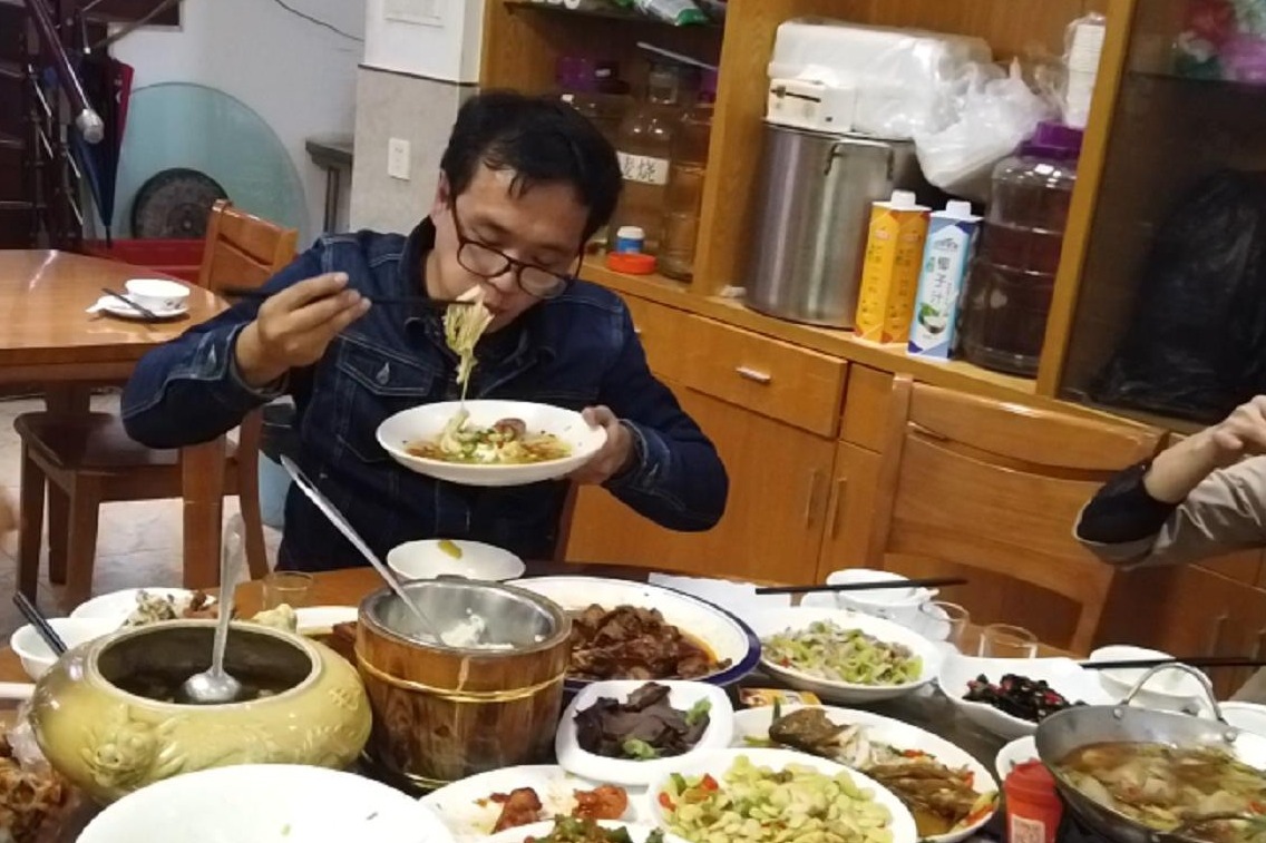农村婆婆带儿子儿媳妇进城吃饭一桌22个菜这顿吃肉吃过瘾了