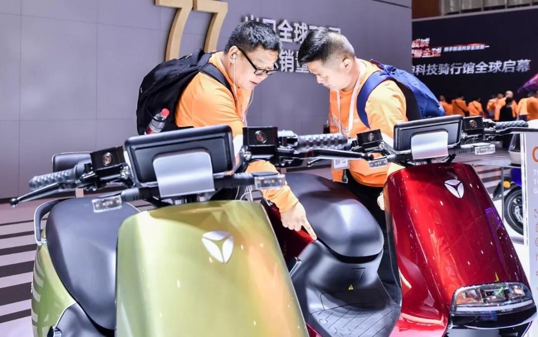 雅迪g5max:首款中置电机高端智能电摩,速度和续航都惊人