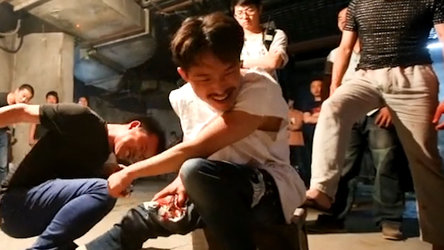 群演靠拧大腿模拟中弹反应发出疼痛的吼叫周围群演都被感染