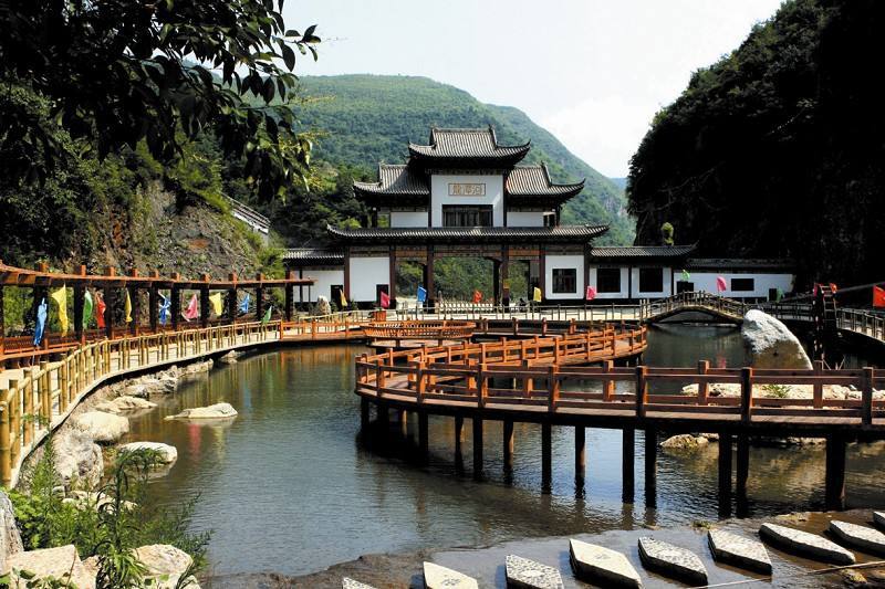 发源于重庆市城口县白芷山,主要发源地位于龙潭河景区两扇门的巨岩
