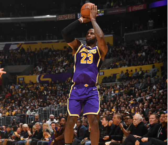 从两队球员个人数据上不难看出,詹姆斯表现得相当抢眼,离迟暮之年绝对