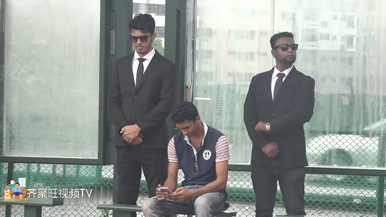 突然发现两个黑衣人站在你身后说是你的保镖你会怎么样做