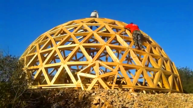网格球顶小屋建造用简易轻质快速的方式来造建筑物