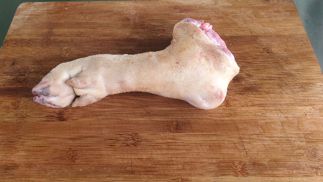 吃了多年猪蹄还是这种吃法才叫爽一人啃一只别提有多过瘾了