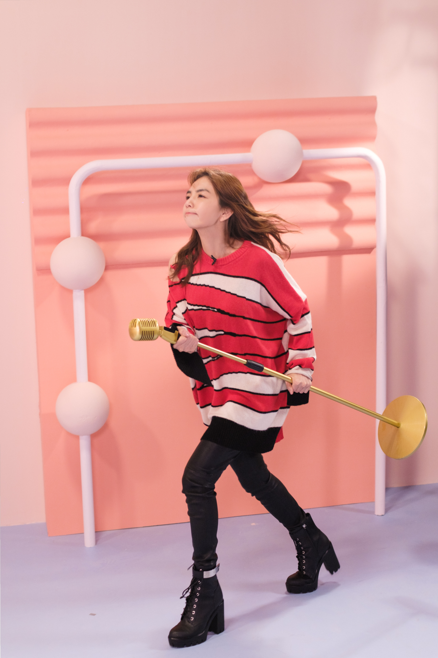 ella亮相嗨唱转起来 "地表最强孕妇"称霸舞台