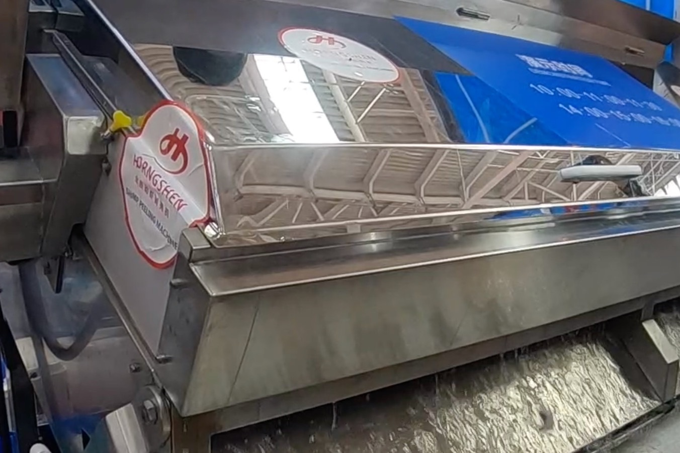 大虾熟了容易剥壳生鲜的很难这种机器解决生虾剥壳难题