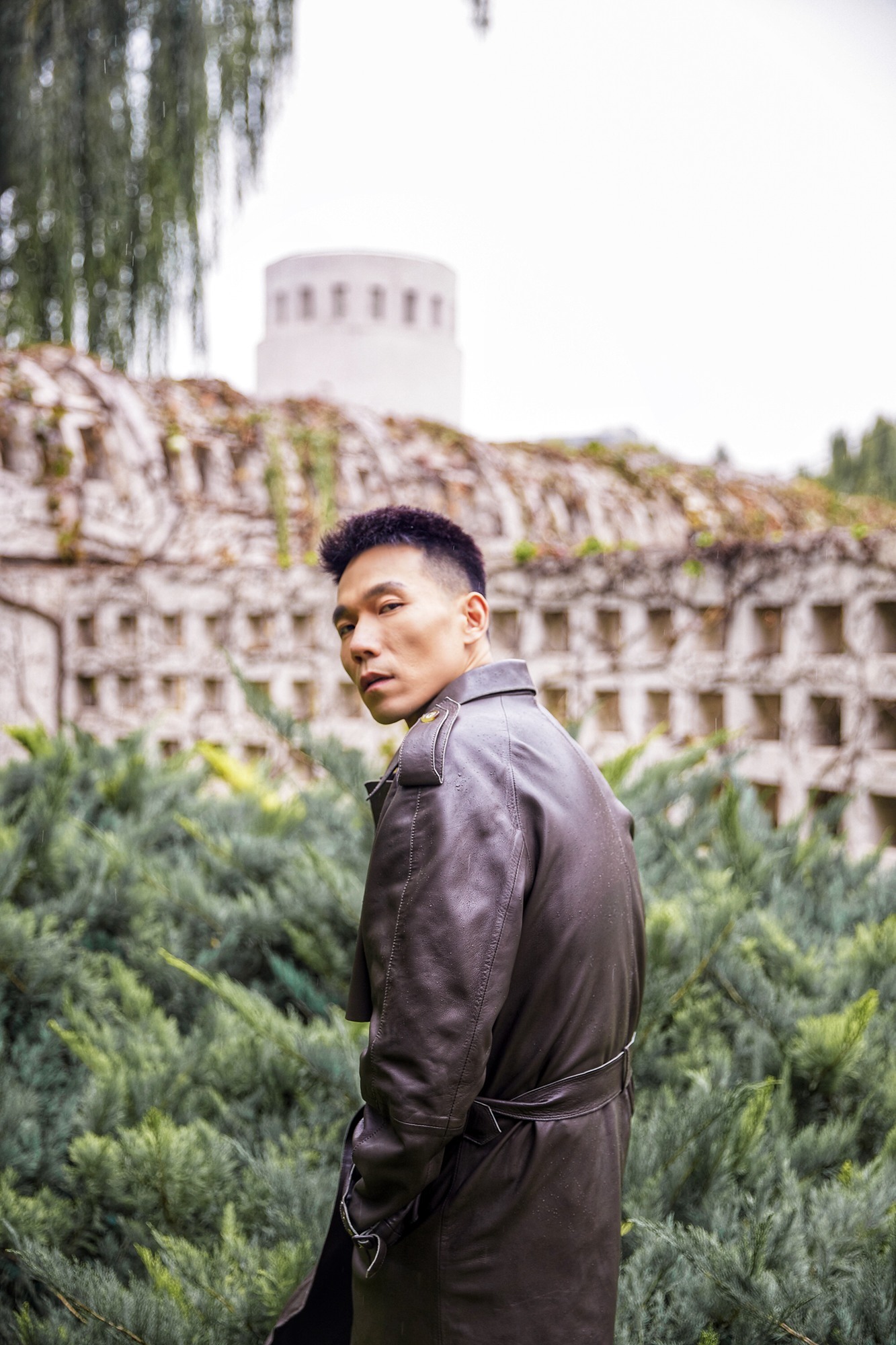 演员王超北发布时尚街拍 随性自在展多重个性