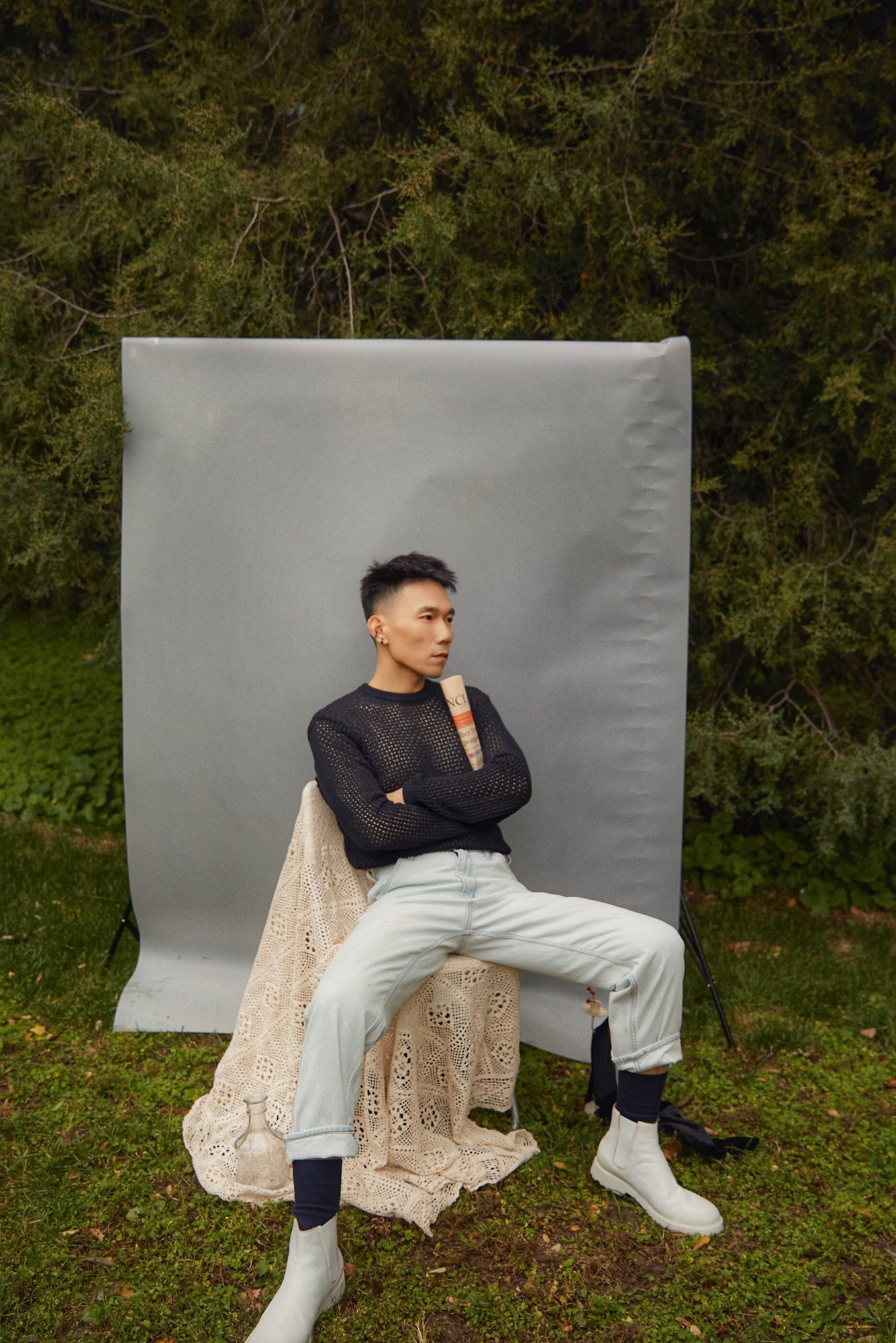 演员王超北发布时尚街拍 随性自在展多重个性