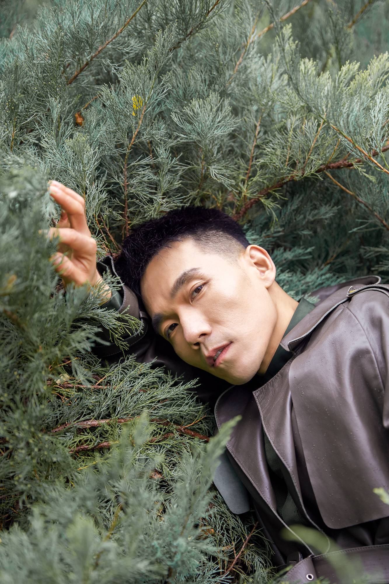 演员王超北发布时尚街拍 随性自在展多重个性