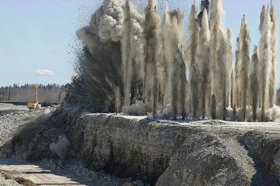 我國爆破有多猛250米大山瞬間被炸平威力堪比一場5級地震