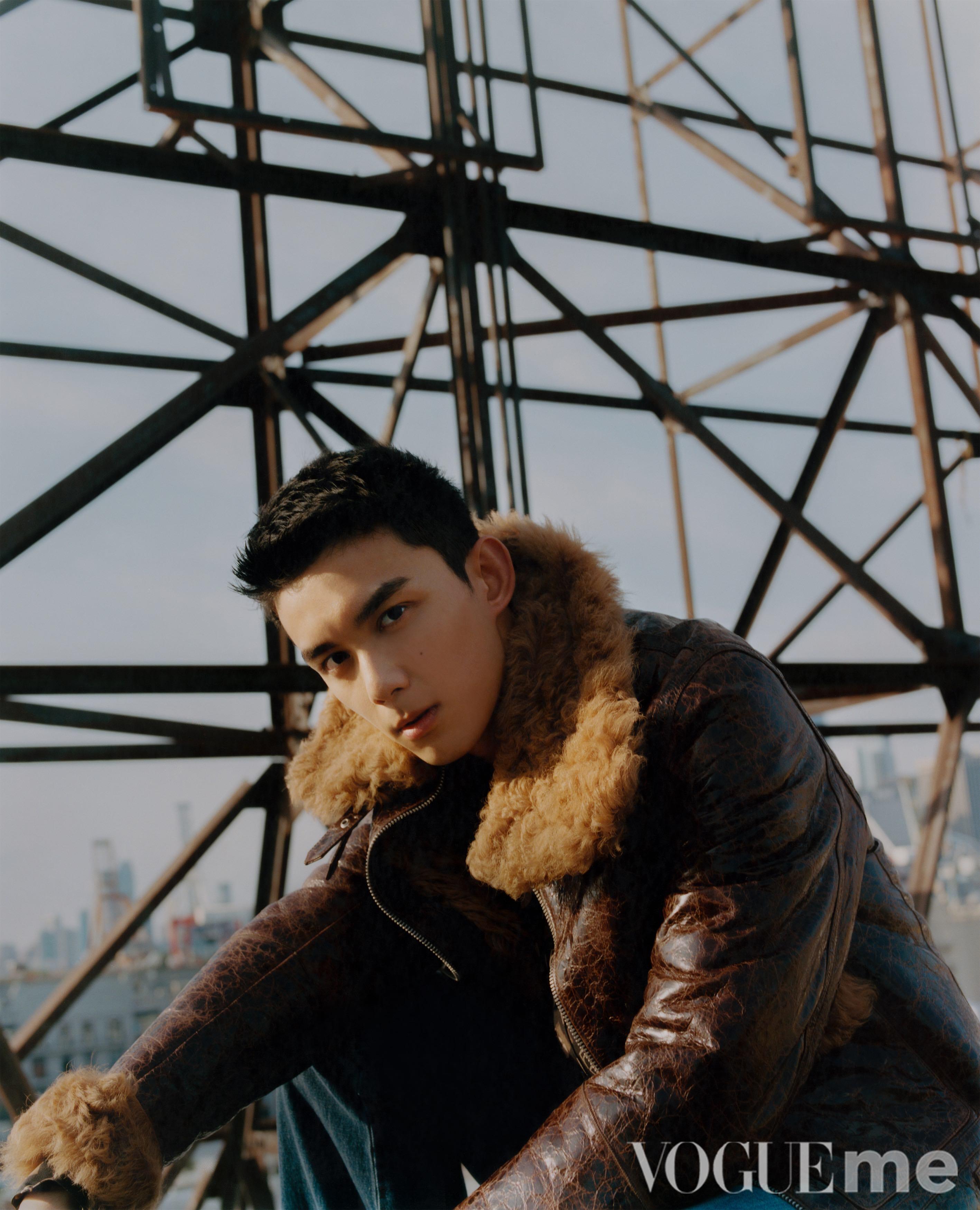 吴磊登杂志封面 大胆尝试高跟鞋颠覆以往风格