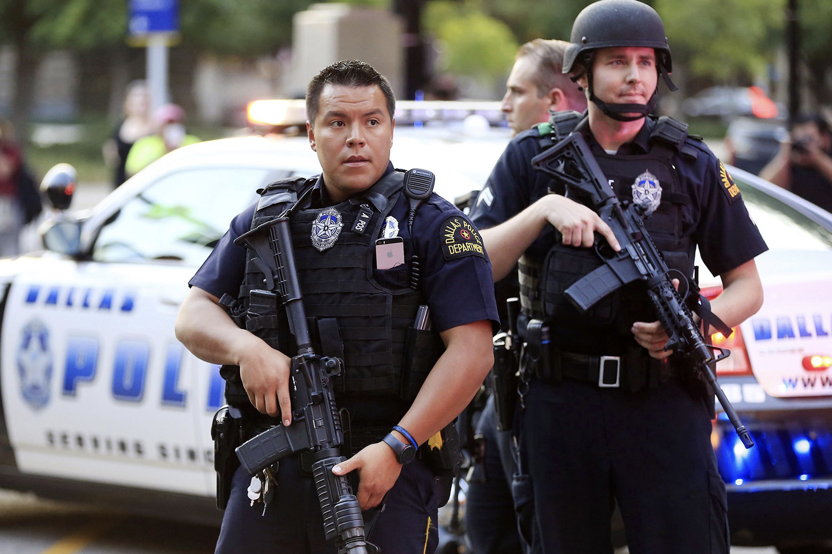 美国警察也有火力不足恐惧症?被劫匪的中国56冲给打出了心理阴影