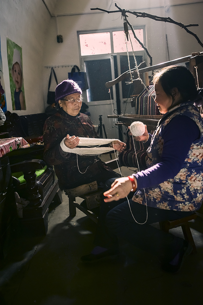 手工织布原本是乡村最为常见的,随着乡村现代化生活的改变,人们再很少