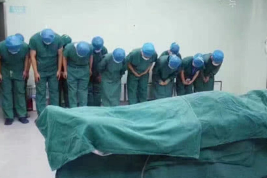 人去世后为何一定要用布盖住脸?绝非迷信,是有科学道理的!_凤凰网视频