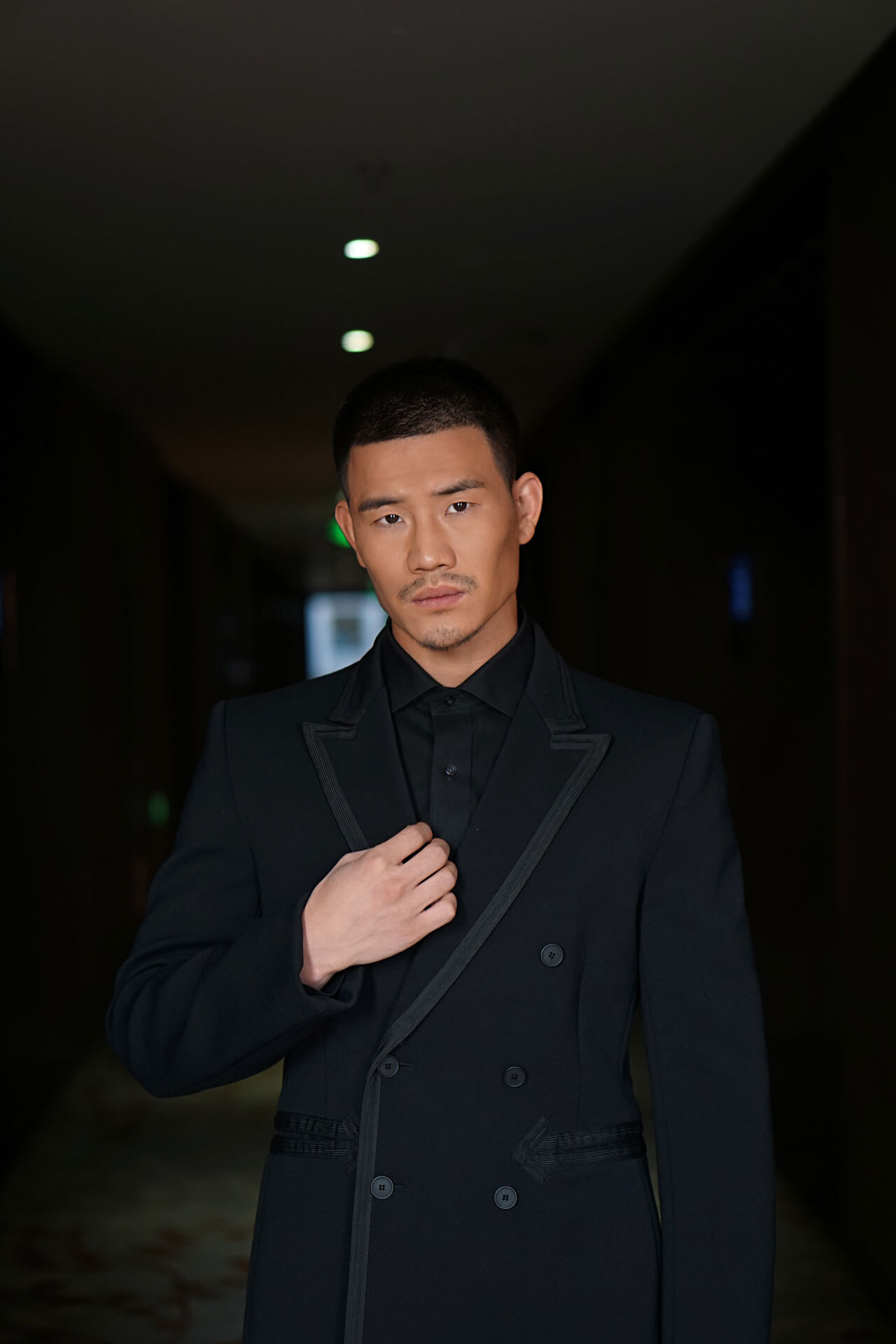 型男硬汉谢孟伟身穿黑色西装 脸部棱角分明 气度不凡