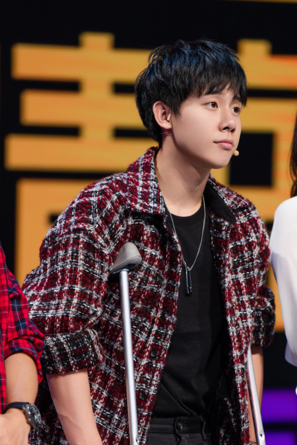 周奇演员请就位带伤拍戏孔雀演技在线引热议