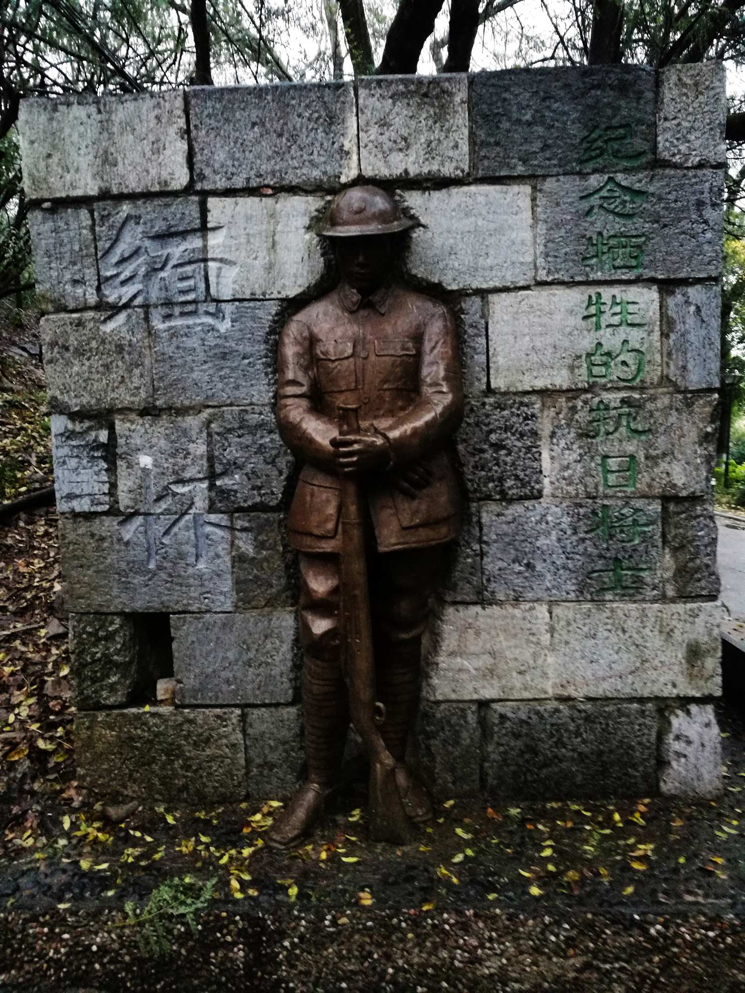 探秘骝马山抗日碉堡遗址,有人说铜像低头有损军人形象,怎么看?