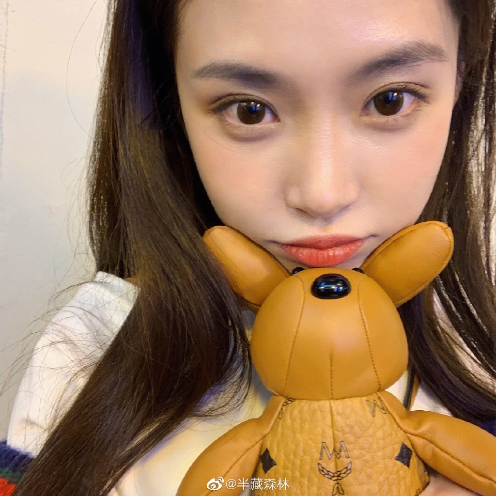 半藏森林:本名胡文婕,微博名半藏森林,重庆文理学院校花,喜欢古风