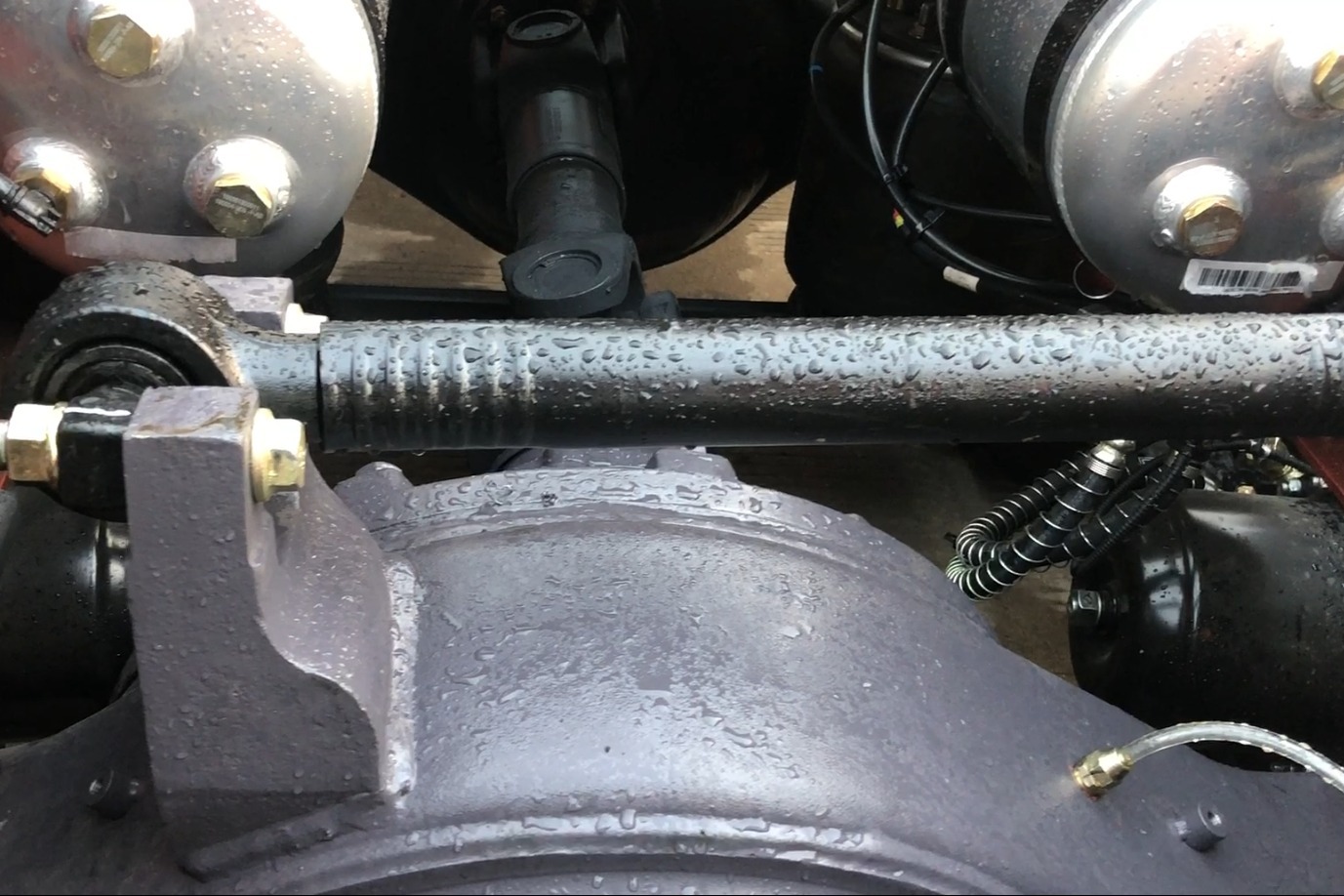 拖拽臂横向推杆就能保持车身稳定联合卡车的推力杆有点不一样