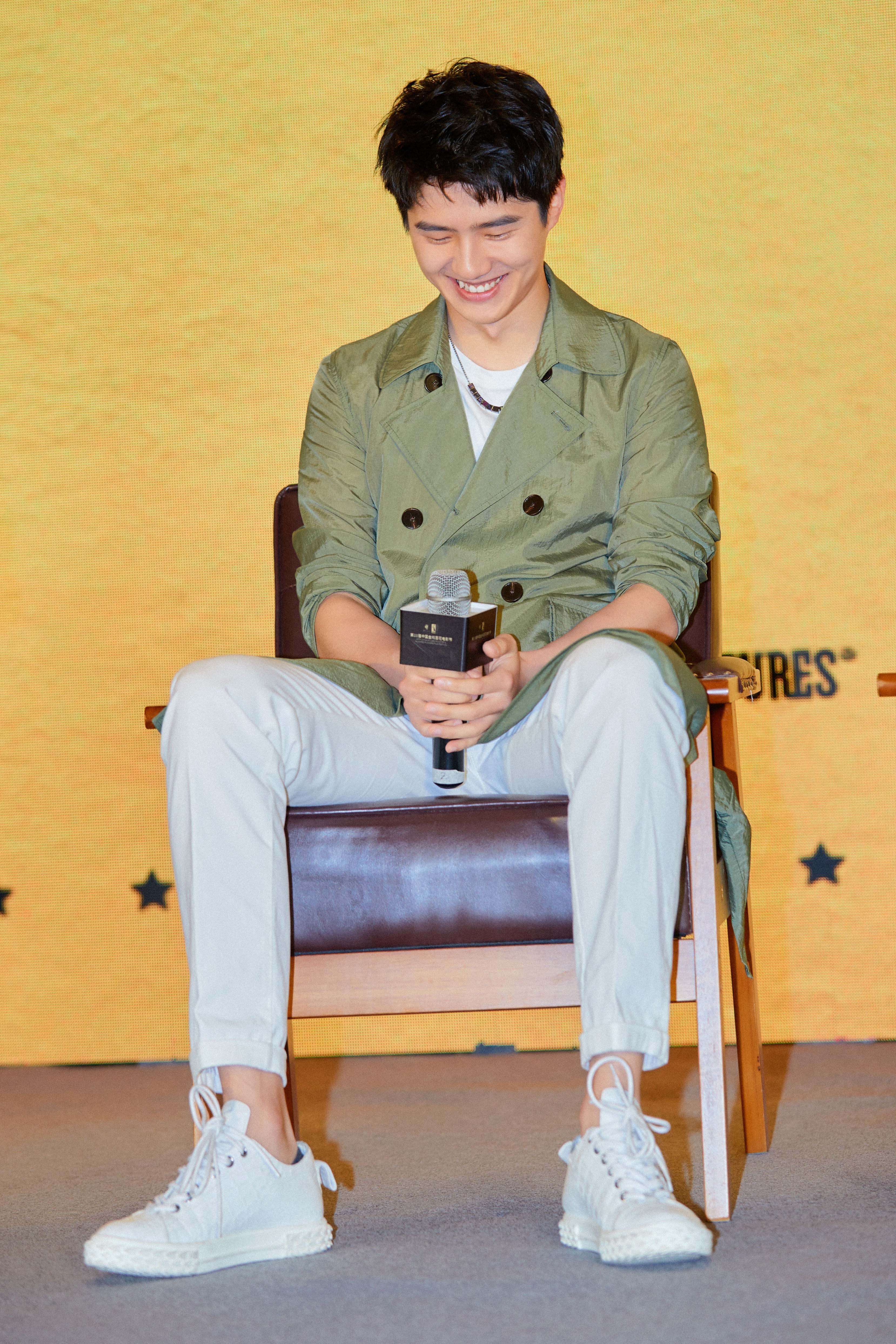 刘昊然《唐探3》发布会再现风衣装 秦风是黑是白即将见分晓__凤凰网