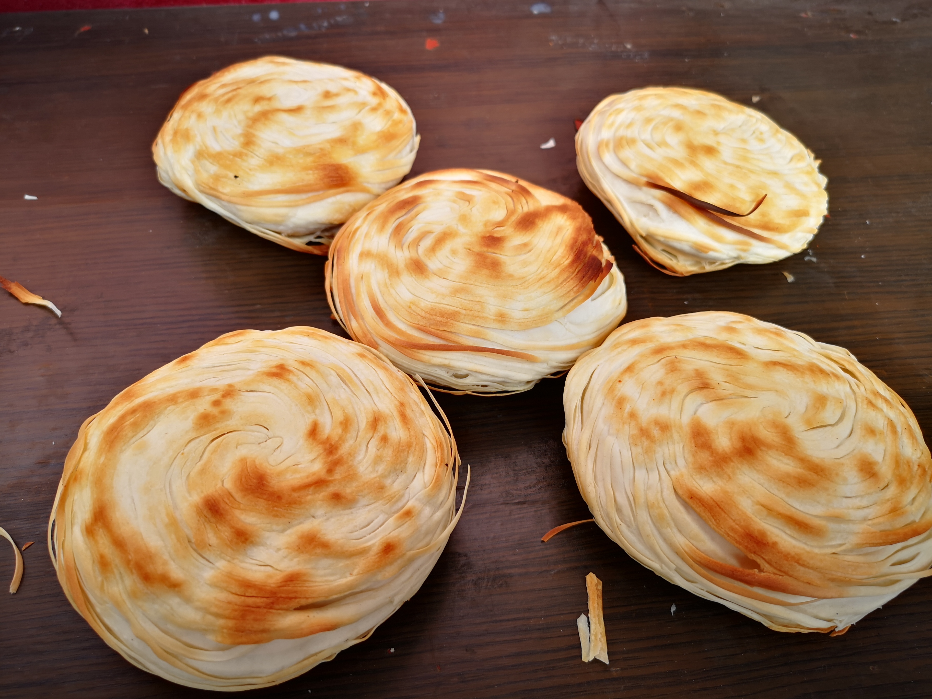 为什么说老潼关肉夹馍手工饼比机器速冻饼好吃,看看这3点就知道了