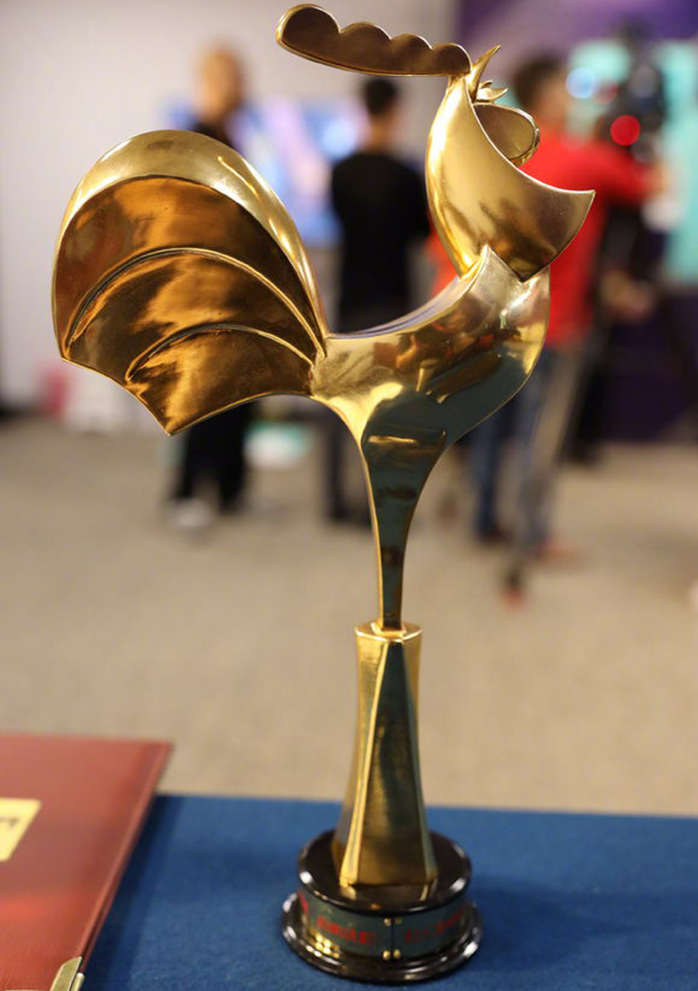 换奖杯抓人气改频次的金鸡奖更要加速提升含金量