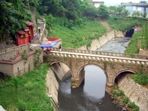 拥有"一江两溪三山四街"的独特地貌的磁器口古镇