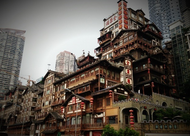拥有"一江两溪三山四街"的独特地貌的磁器口古镇