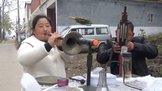 美女唢呐演奏歌曲母亲谁不爱自己的妈妈听哭了