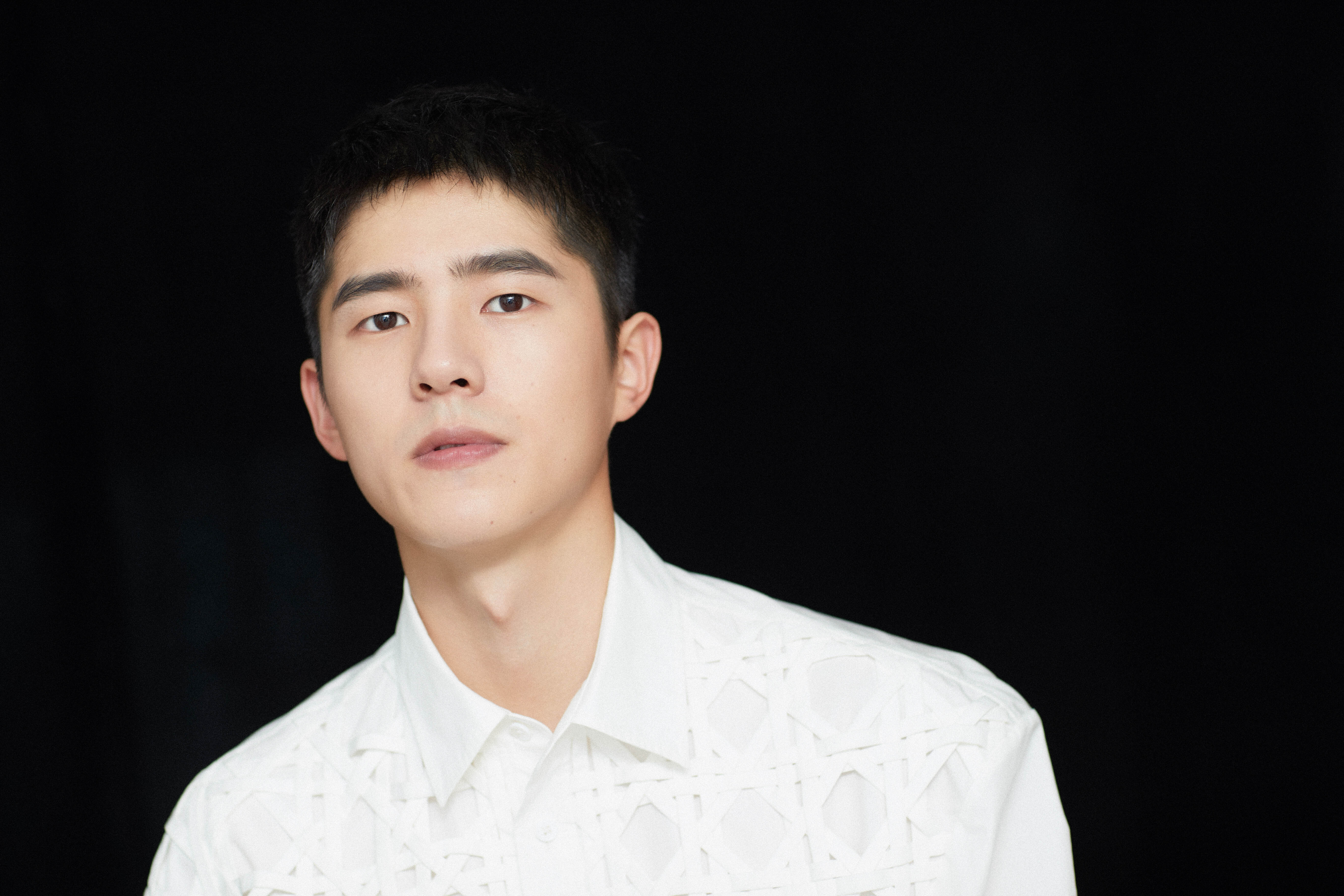 刘昊然亮相金鸡奖闭幕式 携手《唐探3》剧组再现经典造型