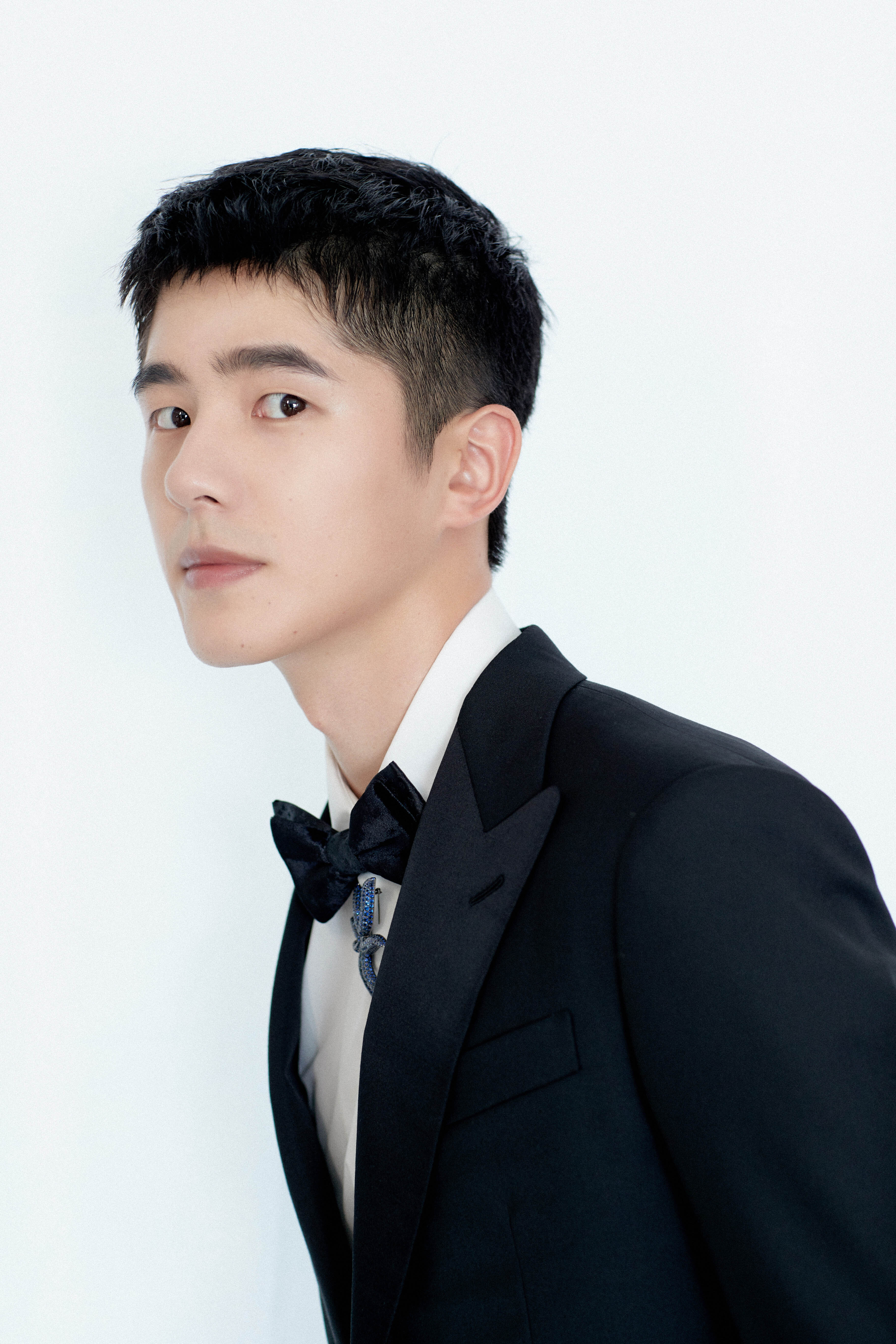 刘昊然亮相金鸡奖闭幕式 携手《唐探3》剧组再现经典造型__凤凰网