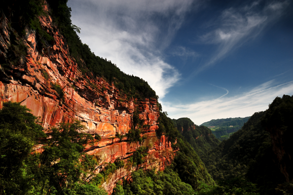 米,高127 米,面积近5万平方米,是发育完整,典型的幼年期丹霞地貌代表