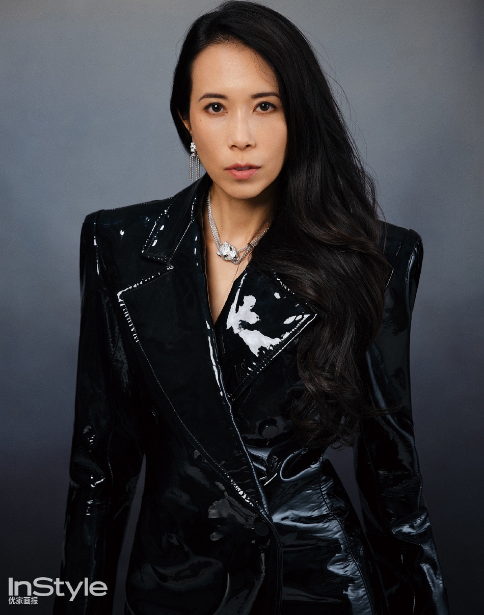莫文蔚身着黑色漆皮短裙变身冷艳特工