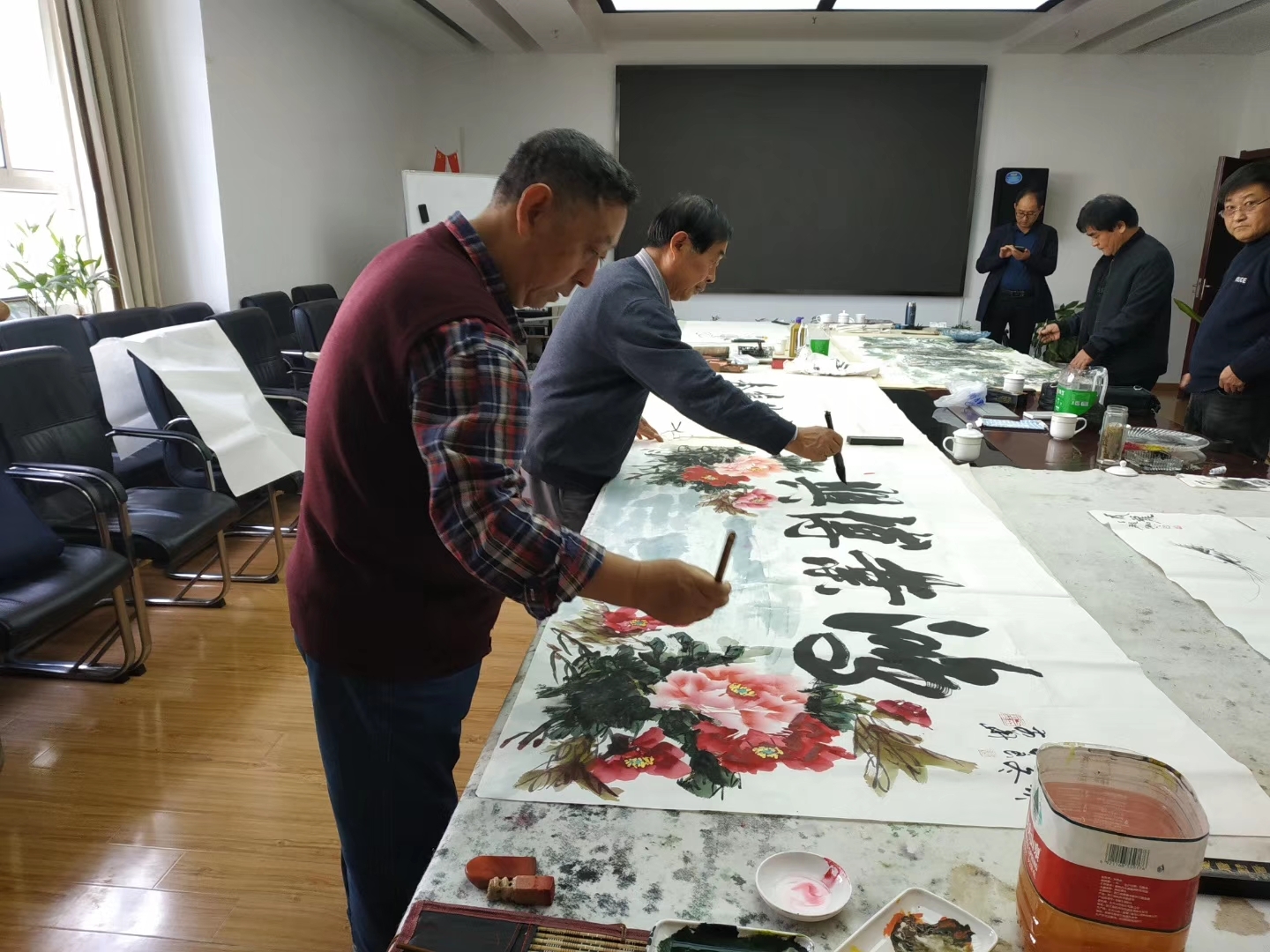 中国国画院华东分院画书画名家进企业挥毫泼墨