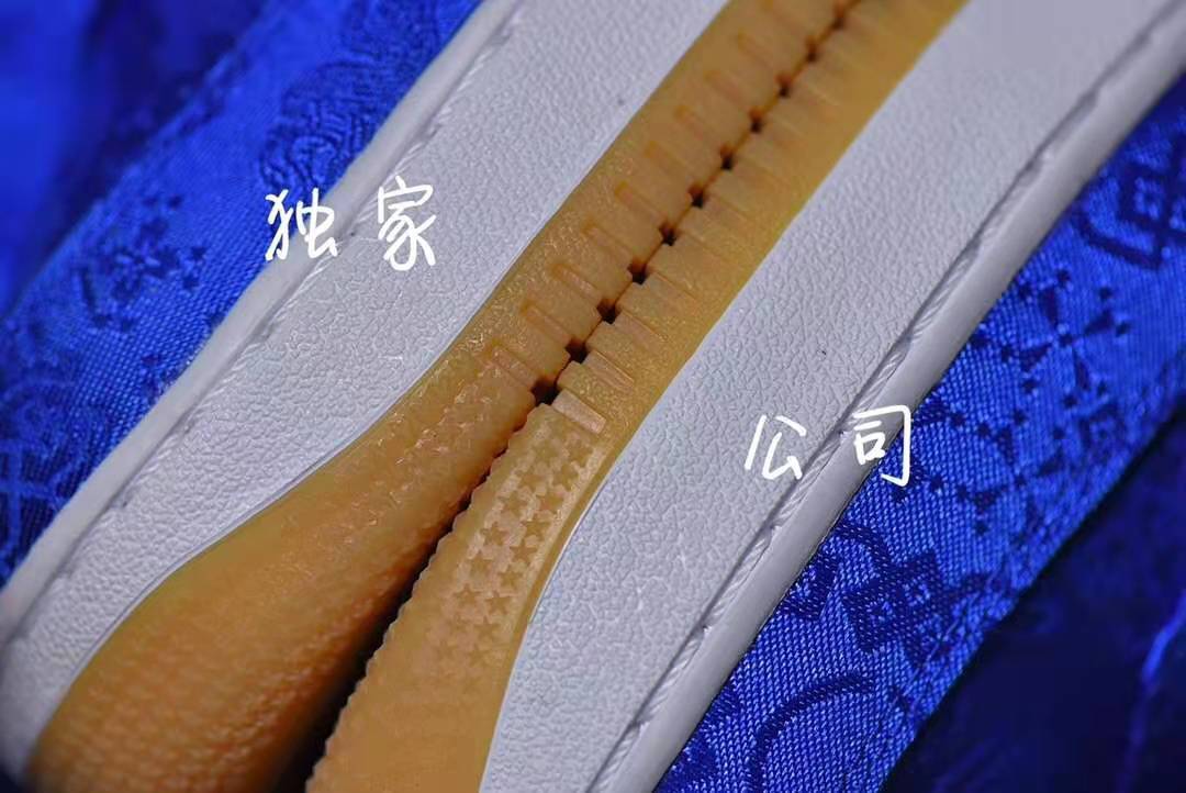 nike蓝丝绸撕开图片