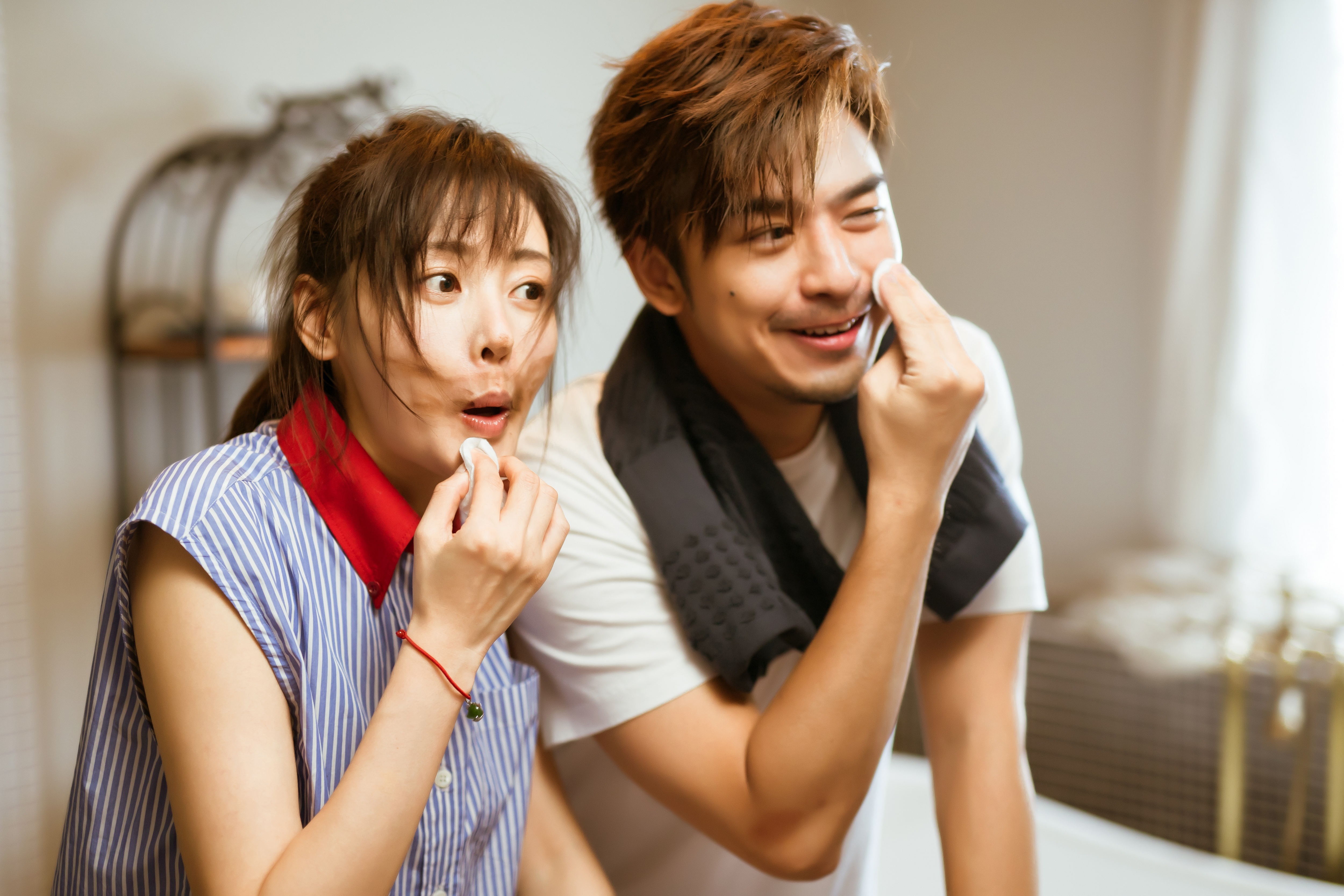 张天爱给陈柏霖涂口红被热议网友灵魂化妆师