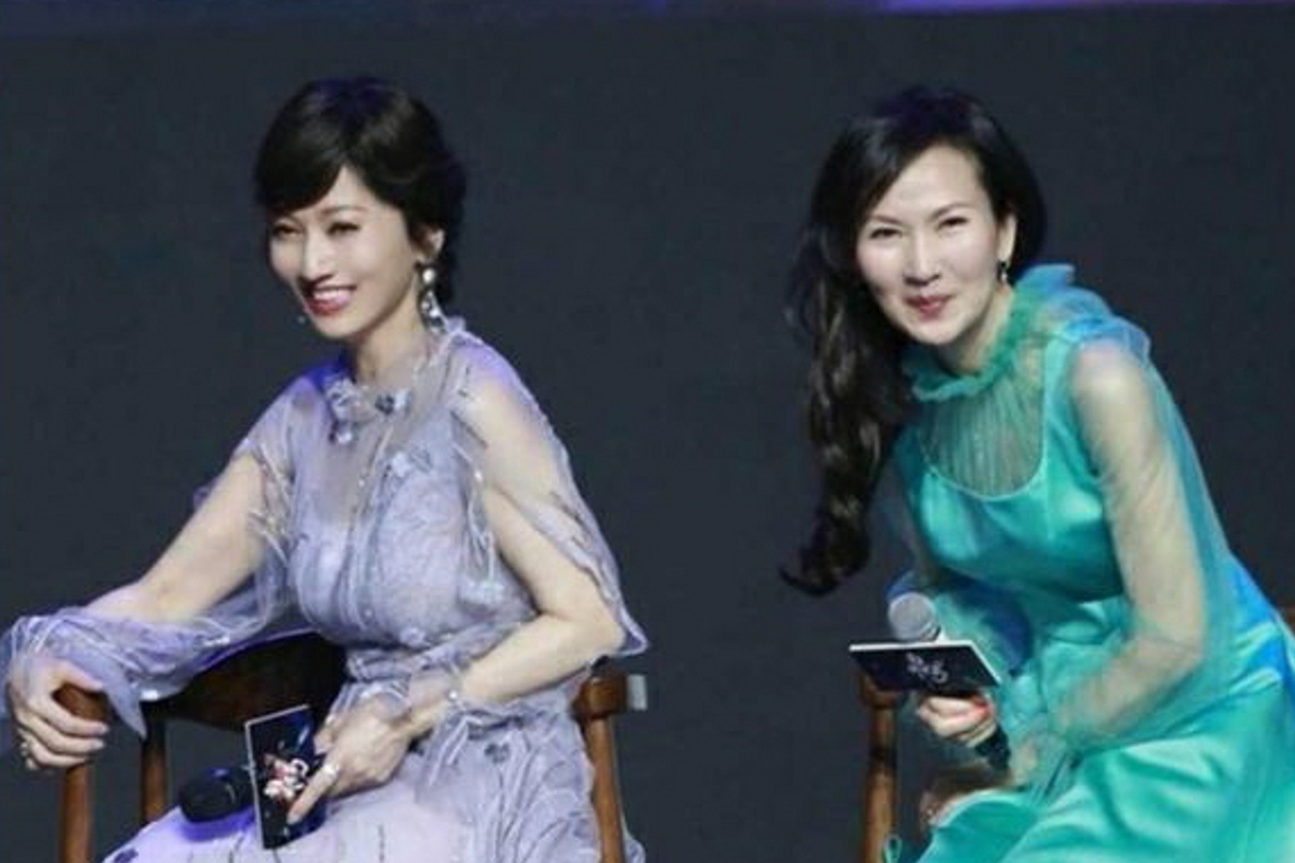 65岁赵雅芝遇上61岁陈美琪网友没有玻尿酸的脸看着就自然
