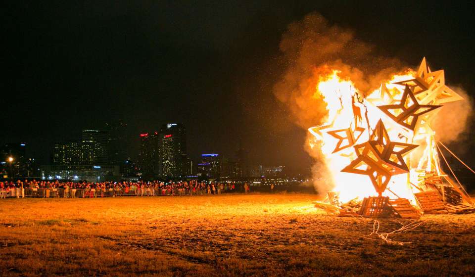 圣诞夜前夕河堤篝火(christmas eve bonfires on the levee)