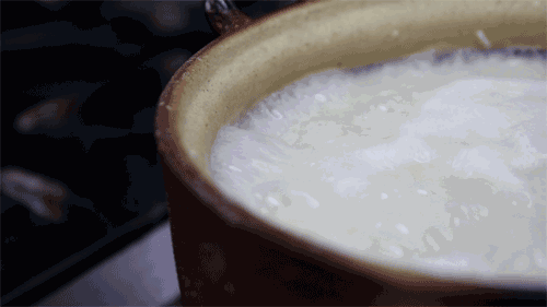 一碗稀稠适中的清火白粥,或者是热腾腾的肉汁包子,还有妈妈拿手的鸡蛋