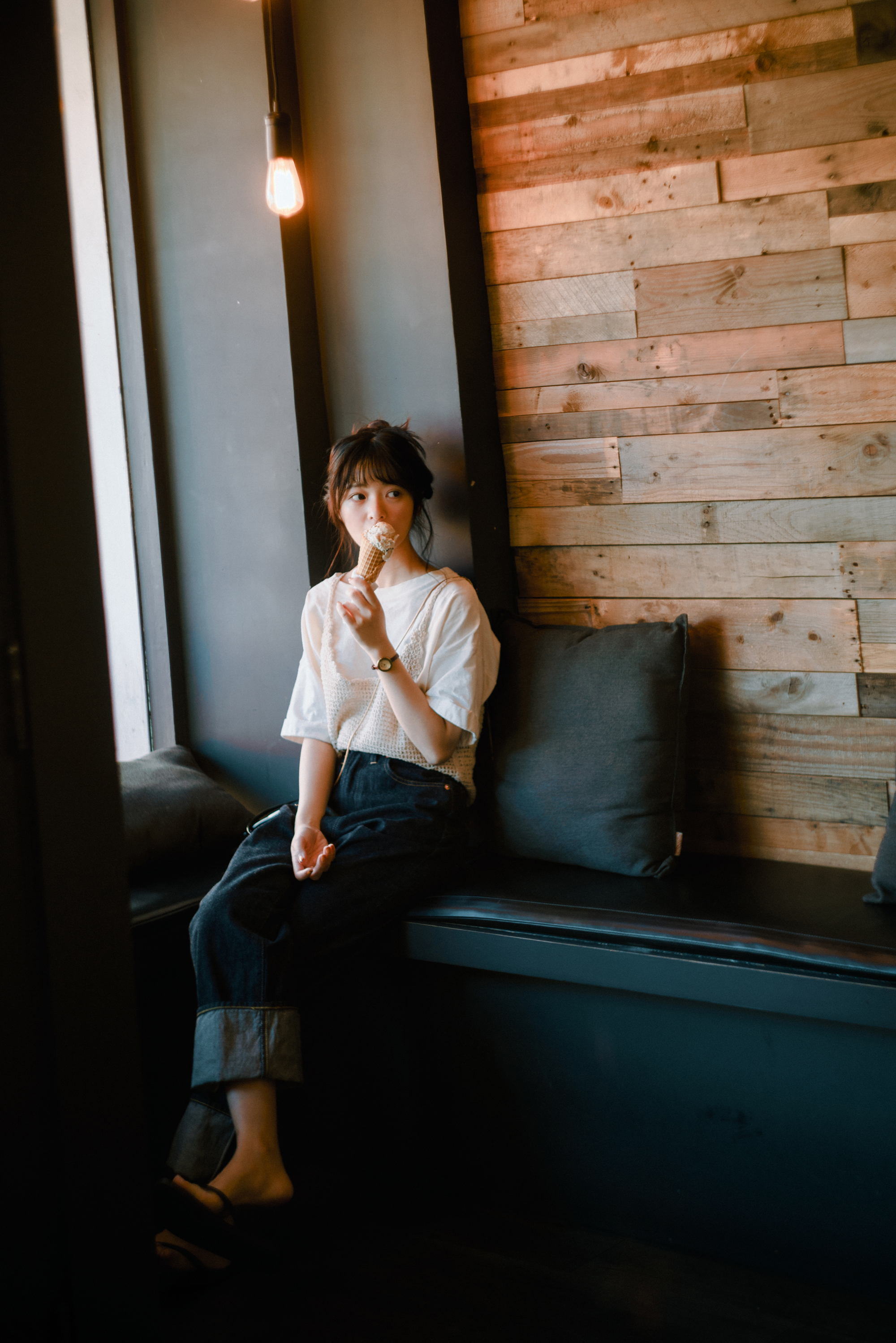 徐娇新写真气质清甜笑容明媚 漫步美国街头随性自在