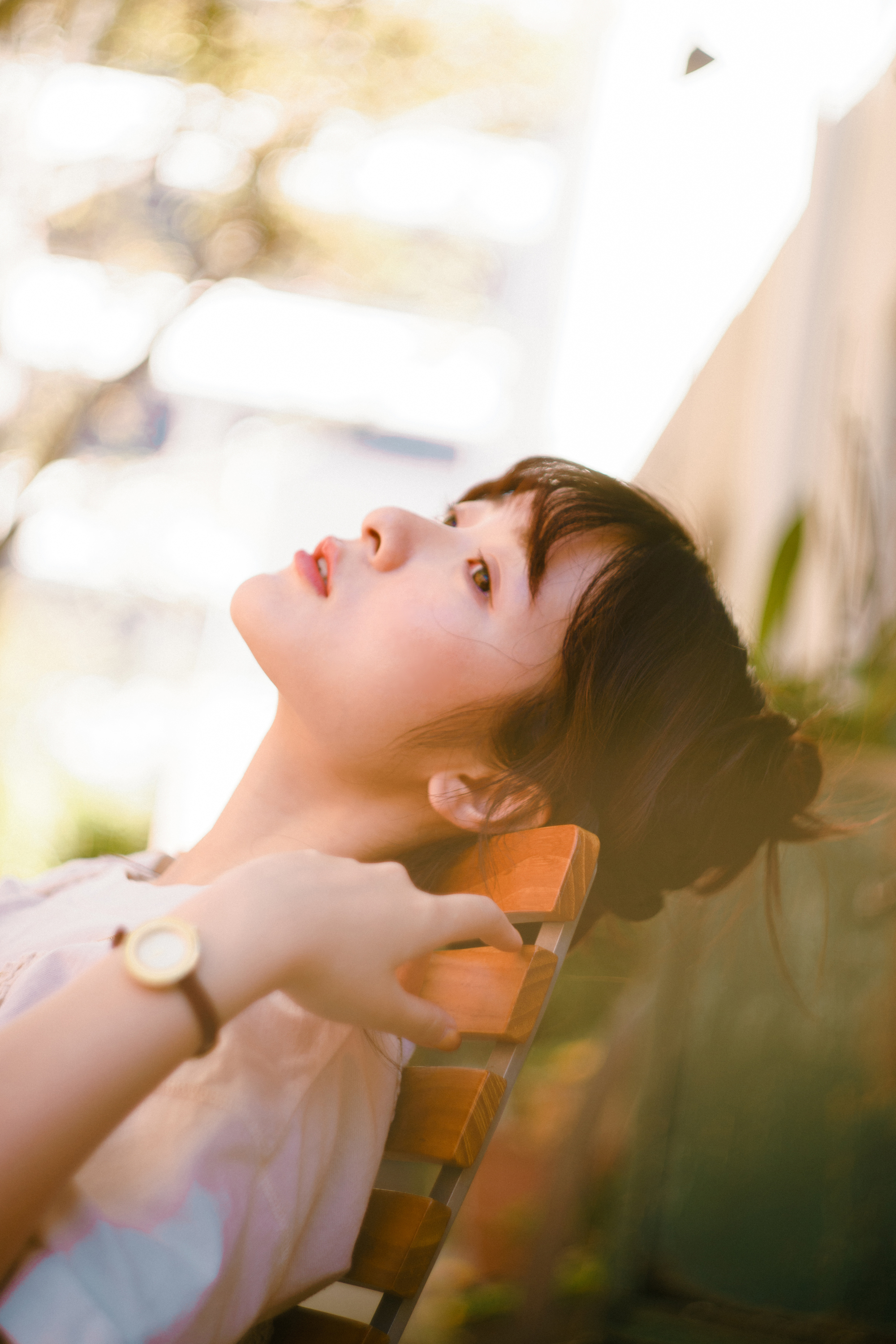 徐娇新写真气质清甜笑容明媚 漫步美国街头随性自在