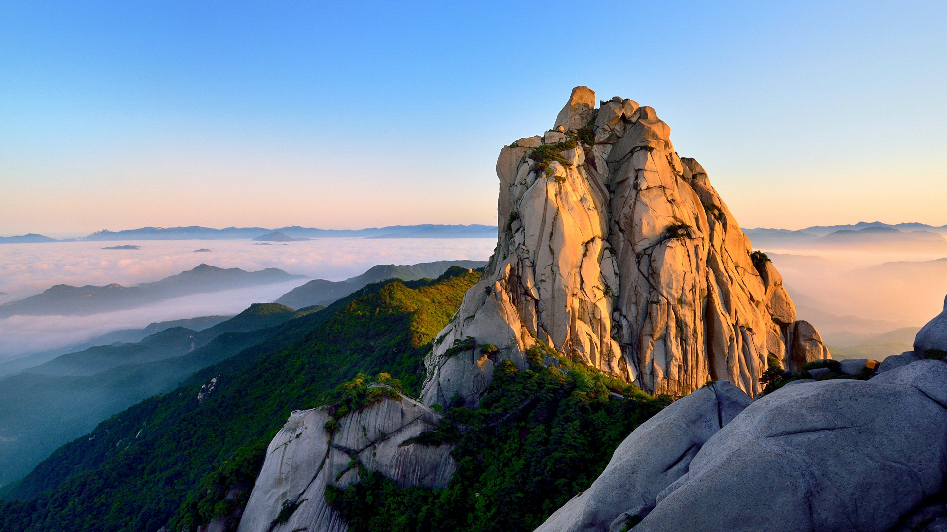 白居易44岁时,因屡犯颜直谏,被贬江州司马,曾结精舍于庐山,因天柱山距