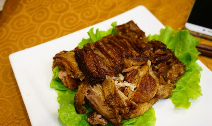 白魁老号名不虚传,家喻户晓的烧羊肉,嘿!真地道