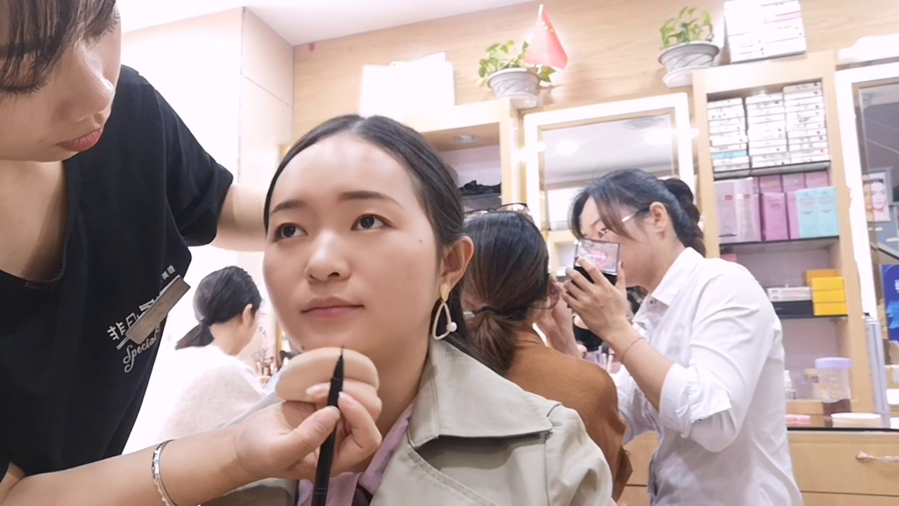 丝瓜妹化妆全过程!秒变大美女!